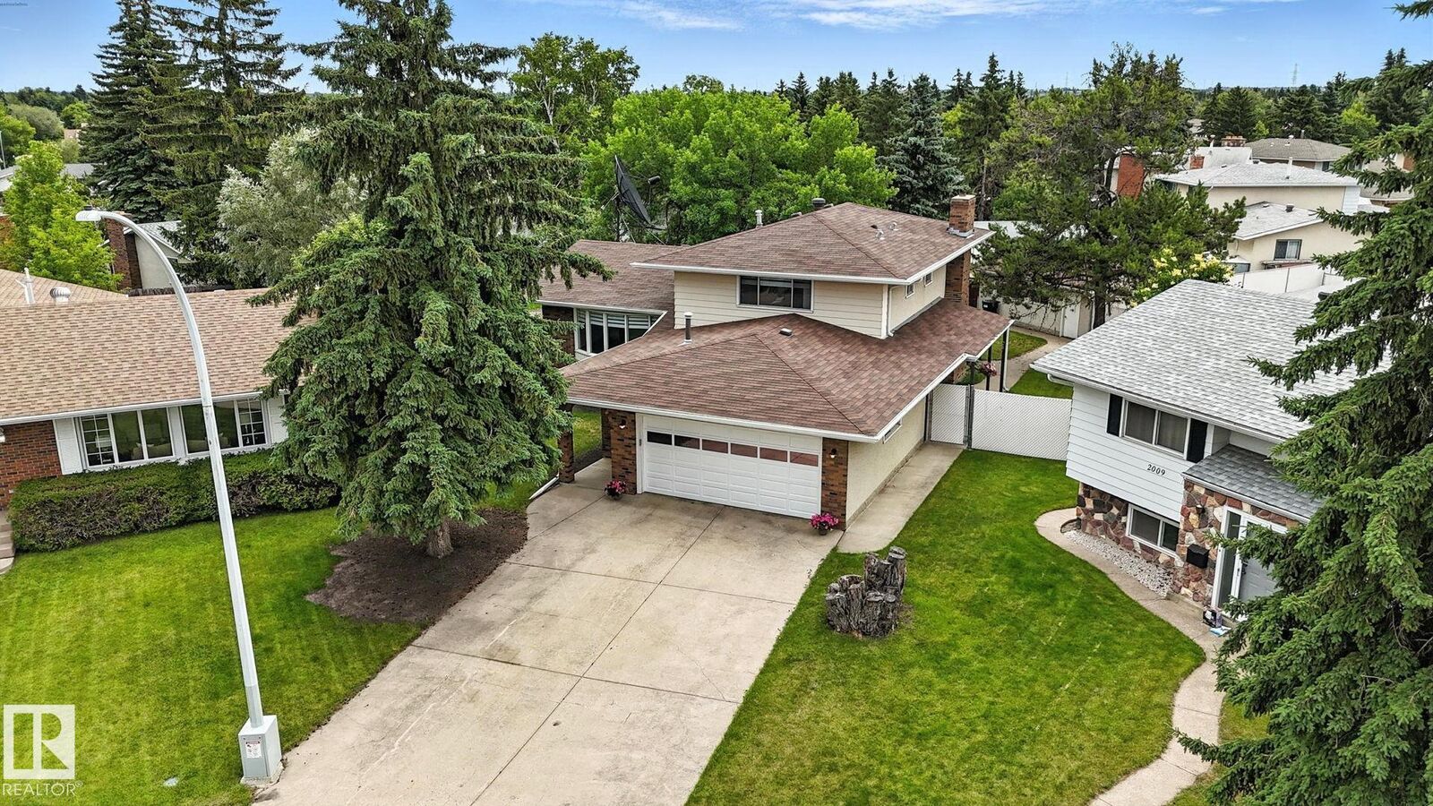 Property Photo: 2011 89 Street NW AB T6K 2A2