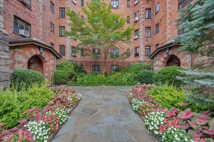 Property Photo:  45 Pondfield Road W 4C  NY 10708 