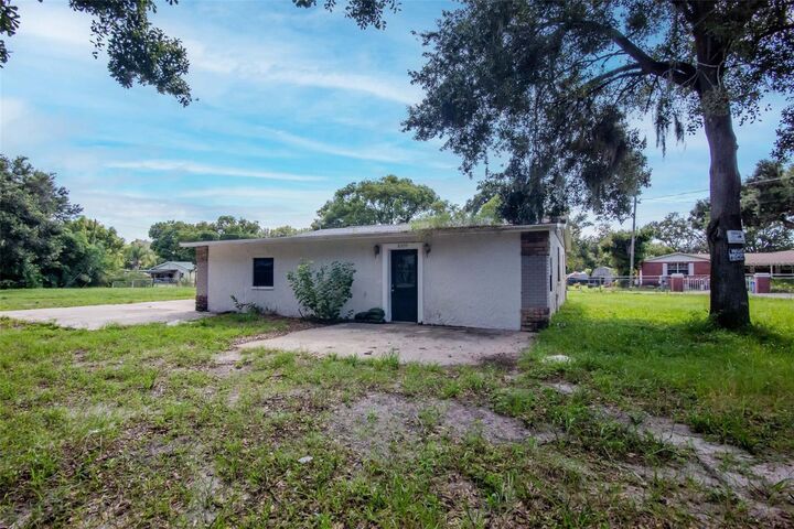 Property Photo:  1009 Mercer Loop  FL 33567 