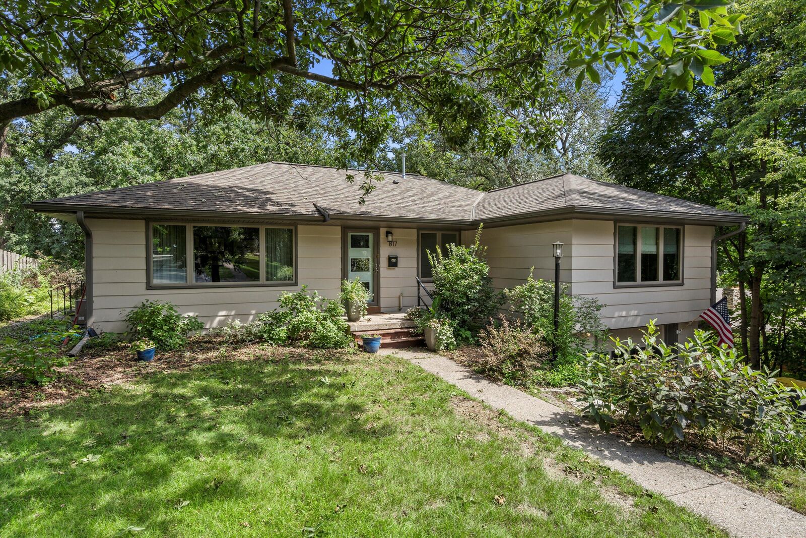 Property Photo: 817 Hawthorn Dr WI 53188