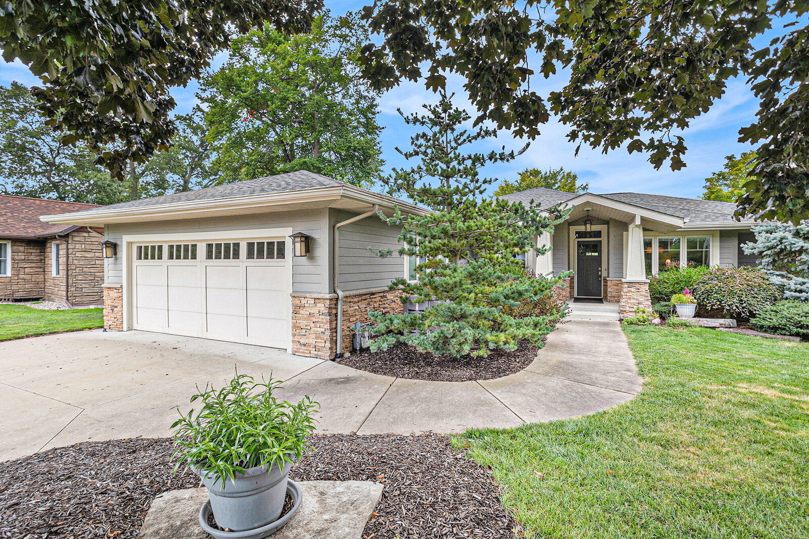 Property Photo:  746 Country Club Drive  MI 49015 