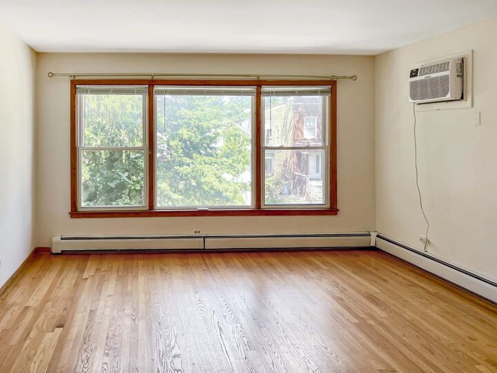Property Photo: 5043 W Cornelia Avenue 2 IL 60641