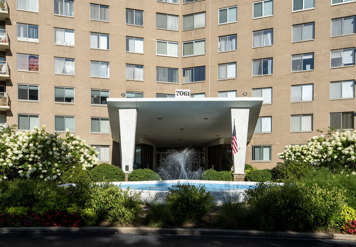 Property Photo: 7061 N Kedzie Avenue 706 IL 60645