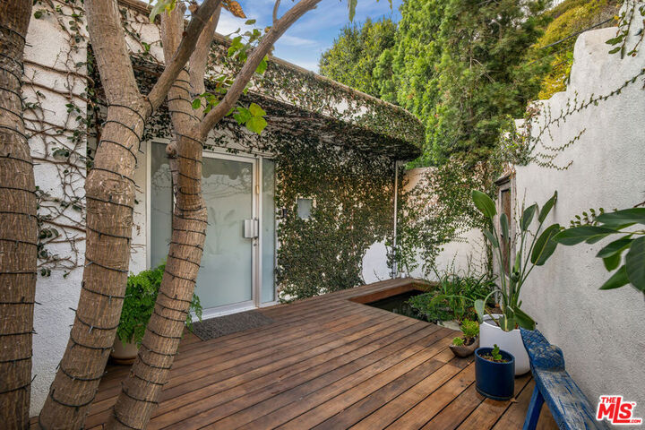 Property Photo:  2137 Sunset Plaza Drive  CA 90069 