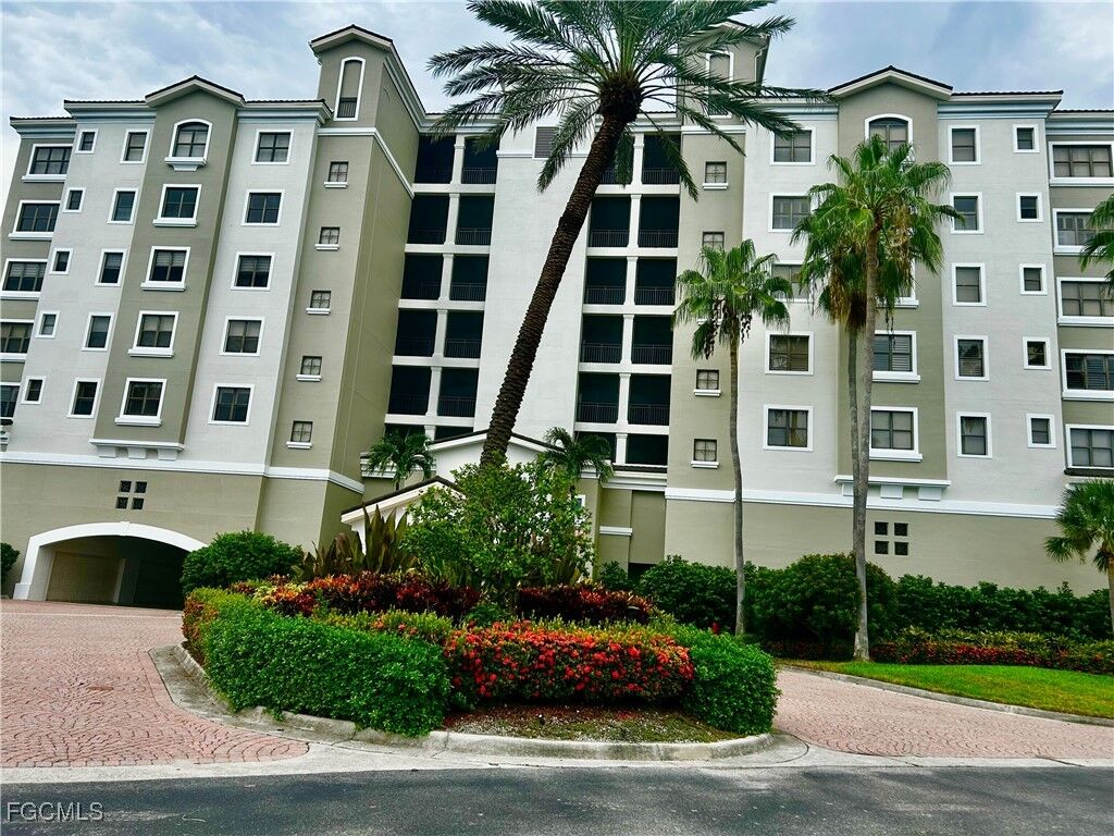 Property Photo:  11640 Court Of Palms 204  FL 33908 