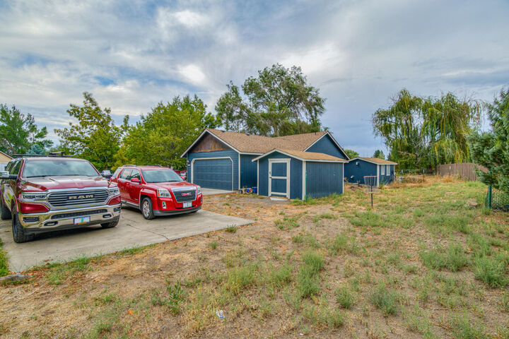 Property Photo:  2746 SW Reindeer Court  OR 97756 