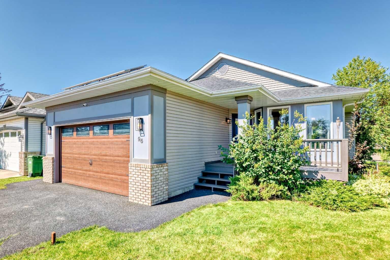 Property Photo:  96 Douglas Shore Close SE  AB T2Z 2K8