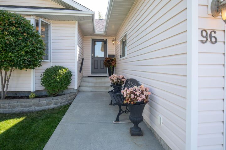 Property Photo:  96 Lamont Close  AB T4R 1R6 