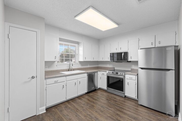 Property Photo: 4327 Lisa Ct FL 32563