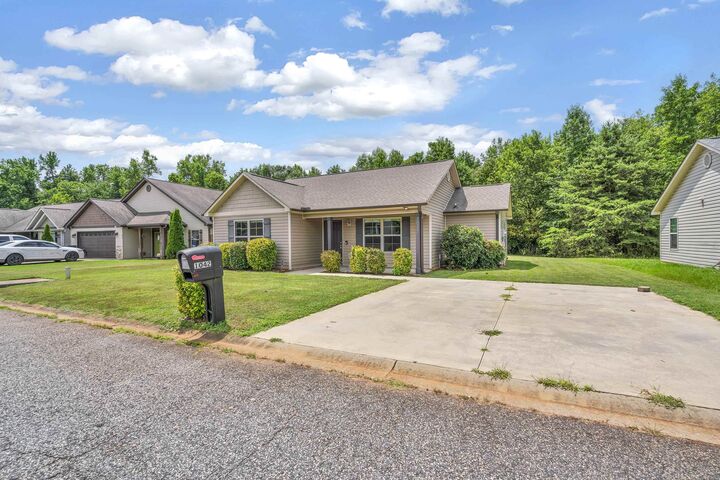 Property Photo: 1042 Slow Creek Court SC 29316