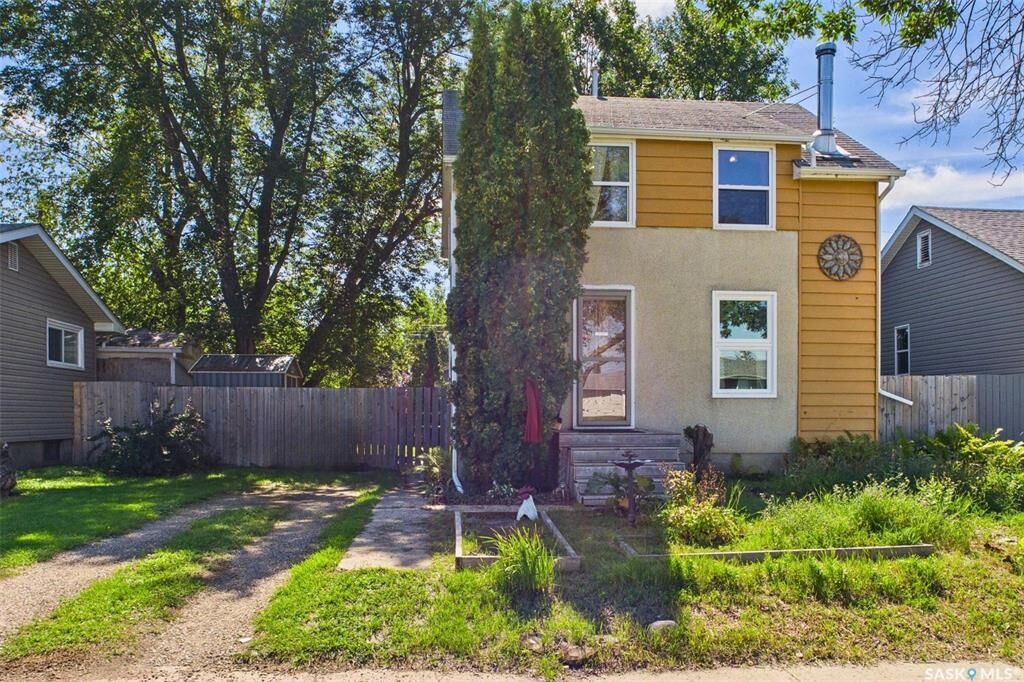 Property Photo:  1951 15th Street W  SK S6V 3V1 