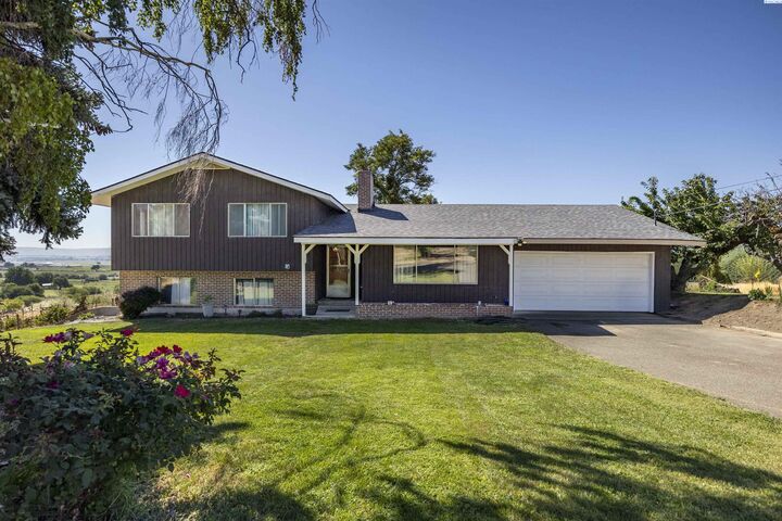 Property Photo: 1381 W Riverside Ave WA 98944