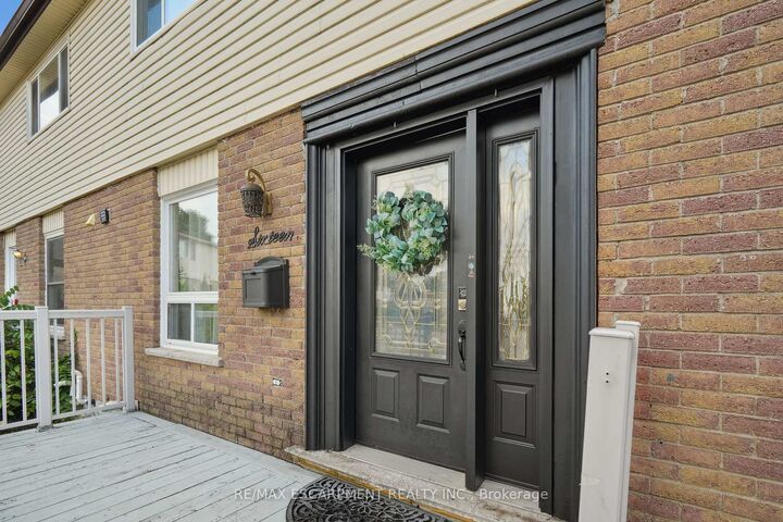 Photo de la propriété: 16 Campbell Court ON L7J 2V1