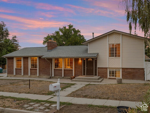 887 E Chariot Dr S  Sandy UT 84094 photo