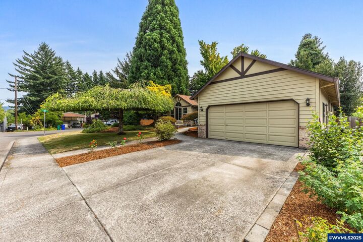 Property Photo:  6582 SE Eunice St  OR 97222 
