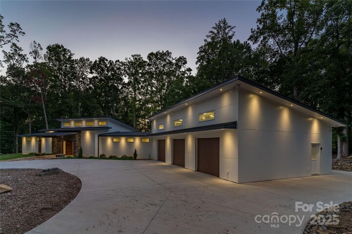 Property Photo: 2725 Monarch Drive NC 28214