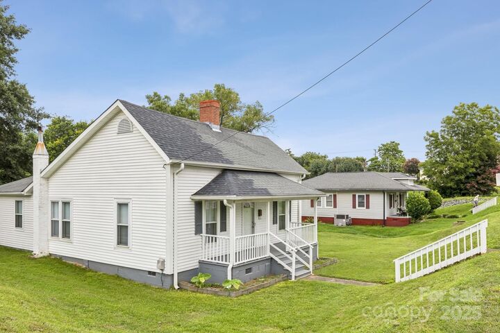 Property Photo: 105 E Catawba Street E NC 28012