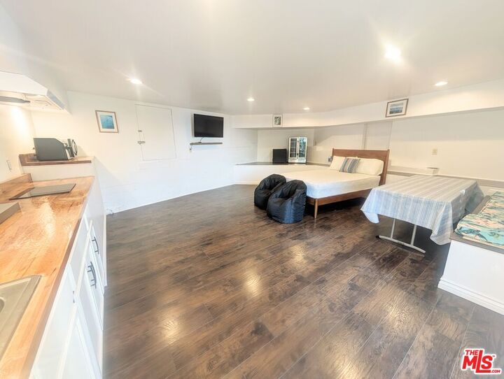 Property Photo: 2977 Seabreeze Dr CA 90265