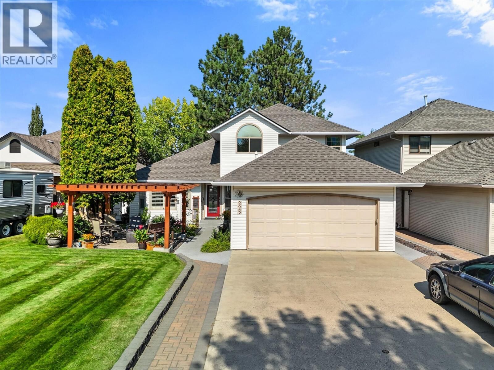 Photo de la propriété:  225 Sunhill Court  BC V2E 2P5 