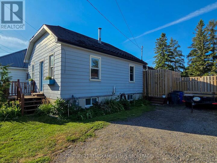 Photo de la propriété:  218 Haliburton Avenue West  ON P0J 1P0 