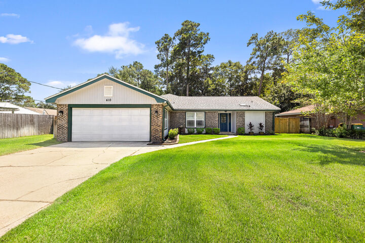Property Photo: 410 Green Oak Lane FL 32578