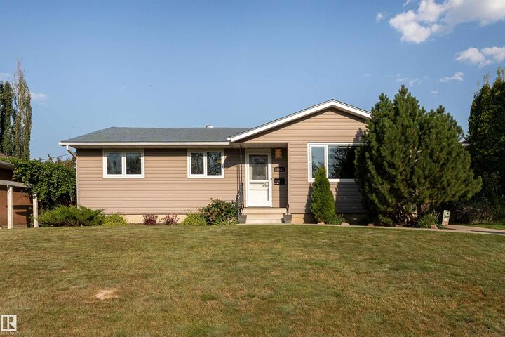 10631 43 Street NW  Edmonton AB T6A 1V2 photo