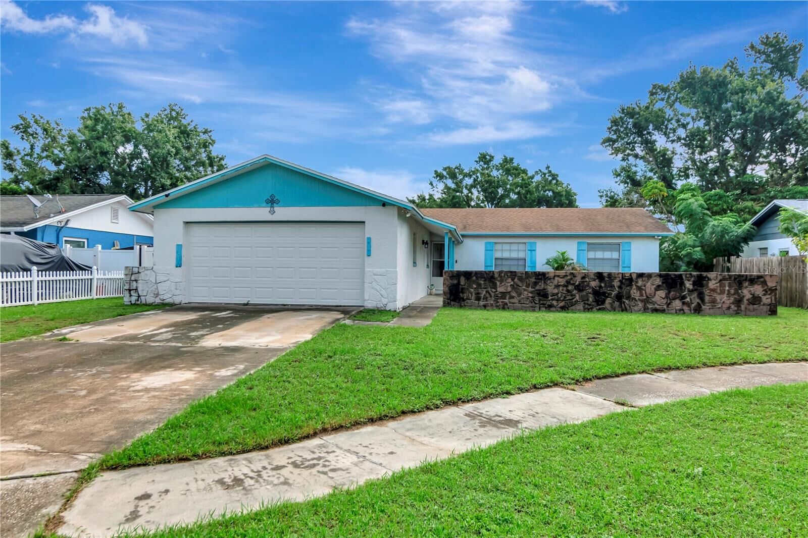 Property Photo:  905 Winchester Court  FL 33510 
