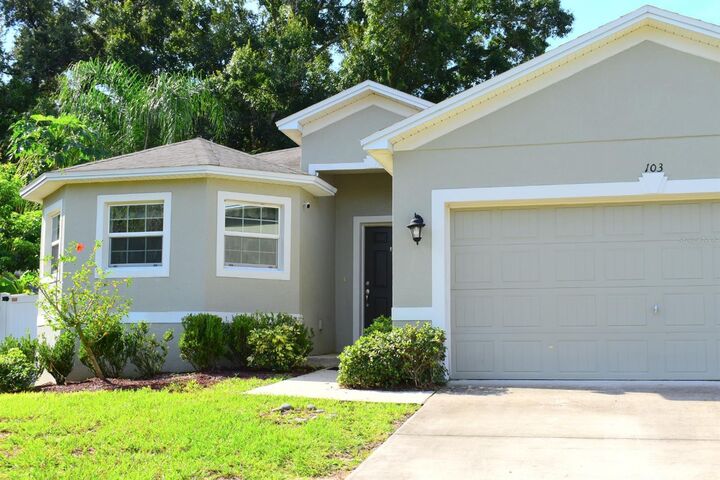 Property Photo: 103 Lake Ring Drive FL 33884