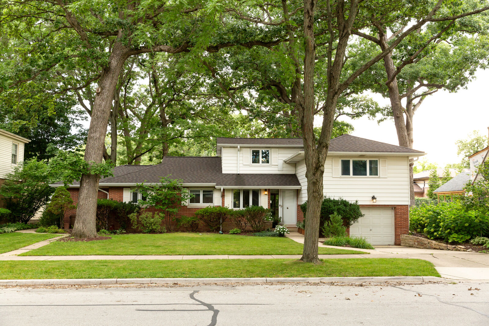Property Photo:  836 N Waiola Avenue  IL 60526 