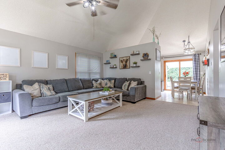Property Photo: 807 Aspen Way IL 60135