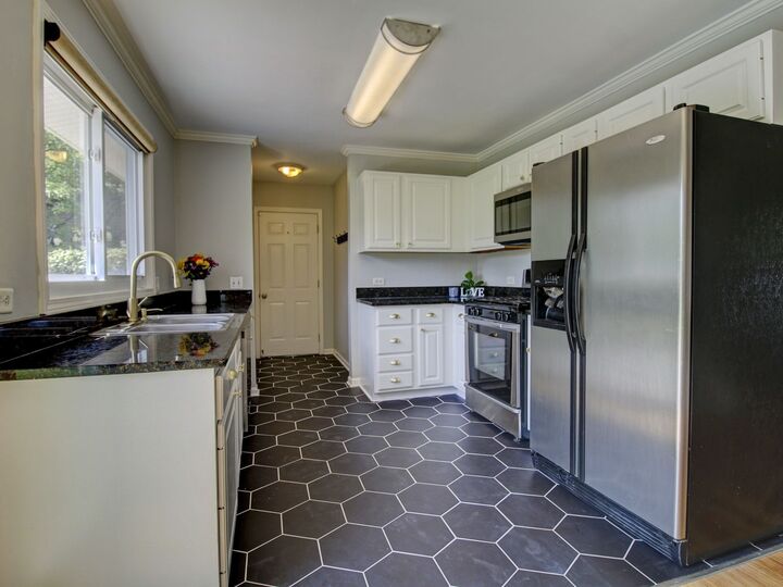 Property Photo: 30W111 Glenhurst Court IL 60555