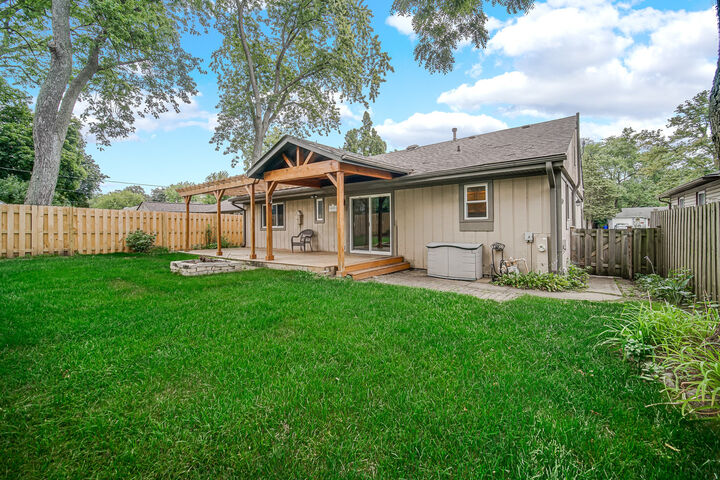 Property Photo: 122 N Woodlawn Street IL 60187