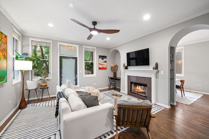 Property Photo:  1225 W Carmen Avenue 1N  IL 60640 