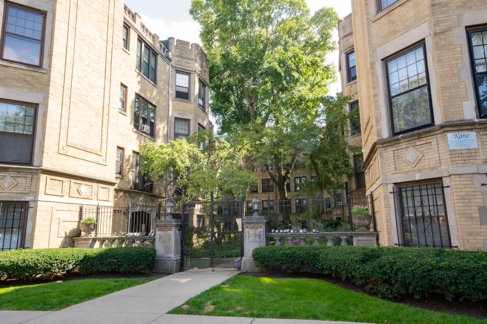 Property Photo: 1225 W Lunt Avenue 2B IL 60626
