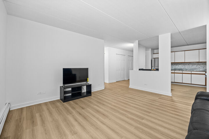 Property Photo:  5011 Valley Lane 404  IL 60107 