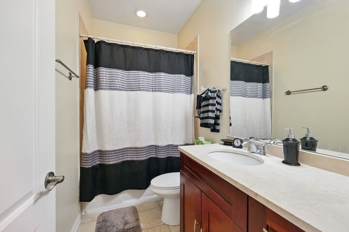 Property Photo: 308 E 25th Place IL 60616