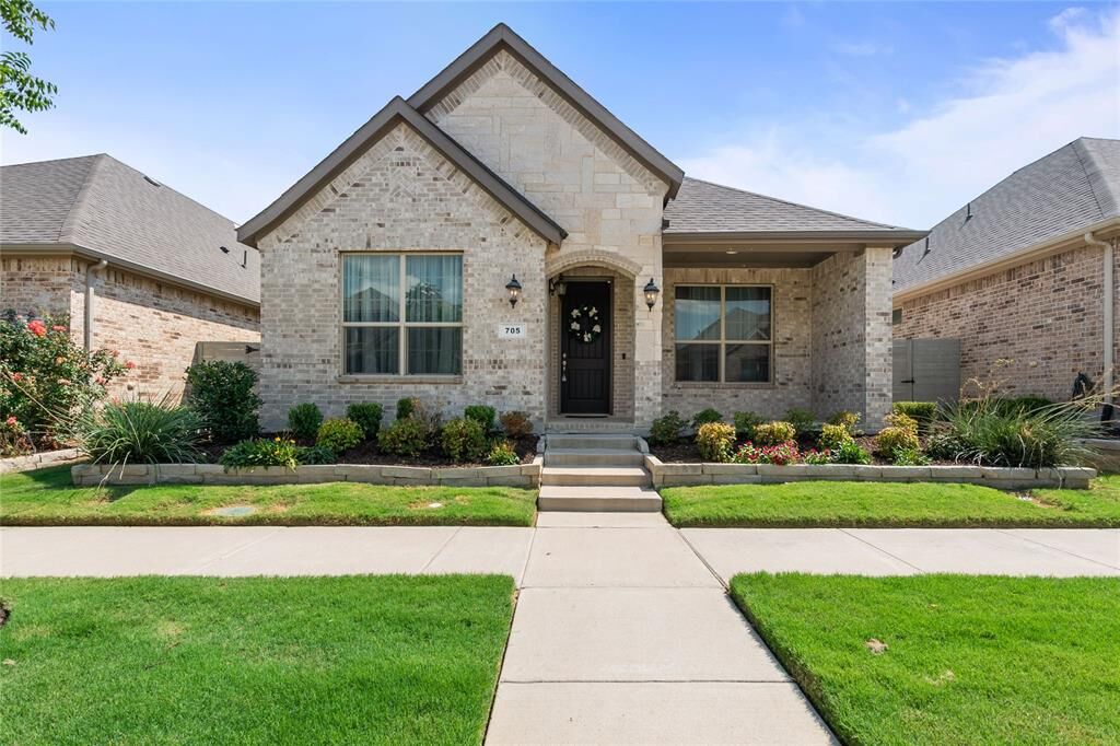 Property Photo: 705 Boardwalk Way TX 76226