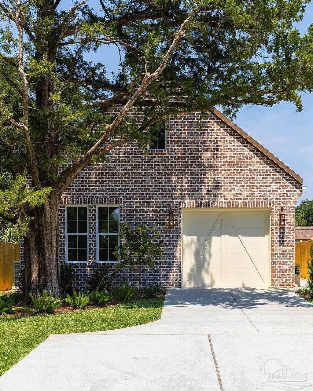 Property Photo:  1408 E Bobe St  FL 32503 