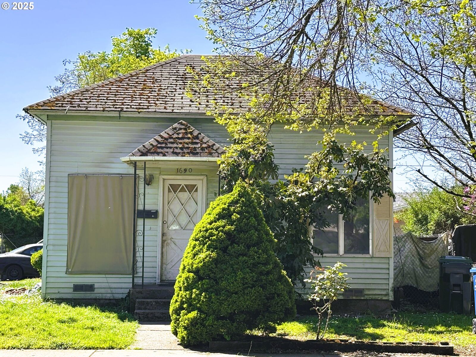 Property Photo: 1690 Mill St SE OR 97301