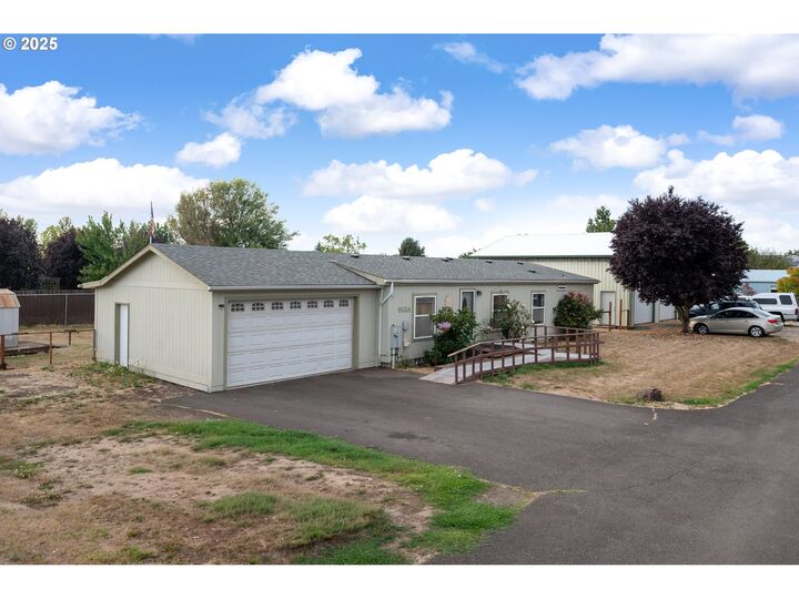 Property Photo: 913 A Toliver Rd OR 97038
