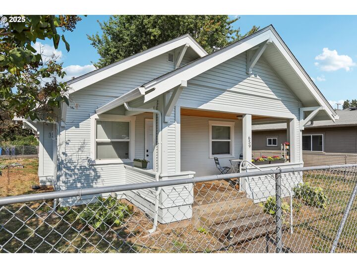 Property Photo:  659 SE Russell St  WA 98607 