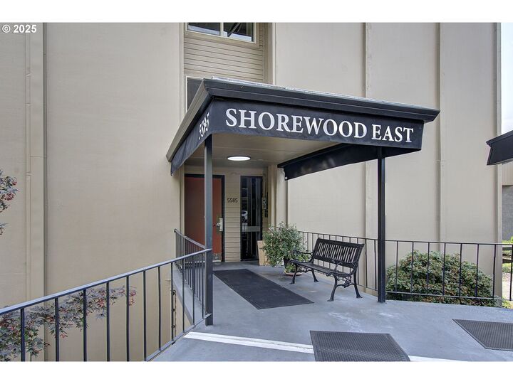 Property Photo: 5585 E Evergreen Blvd 5203 WA 98661
