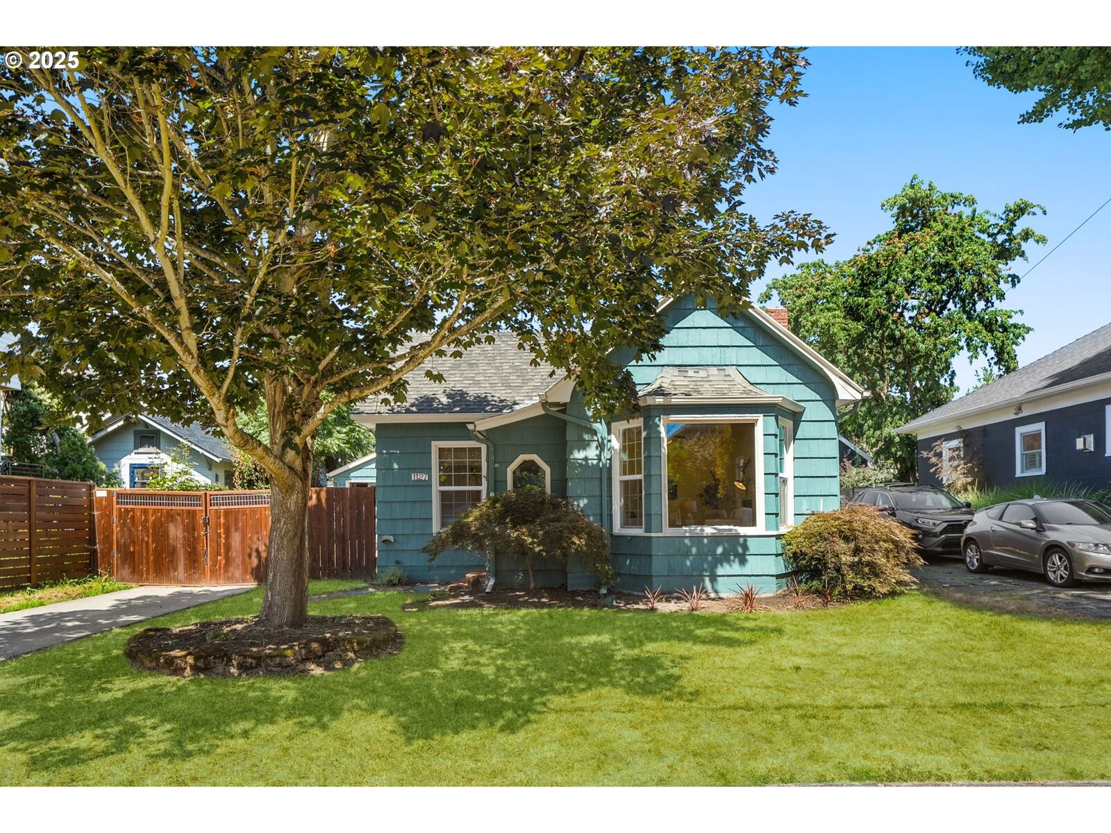 Property Photo: 1127 SE Sherrett St OR 97202