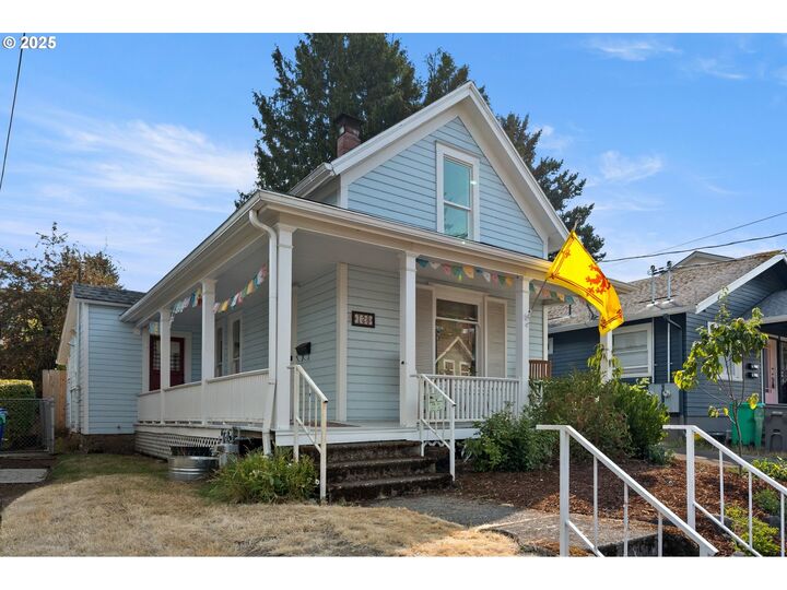 Property Photo: 128 NE 74th Ave OR 97213
