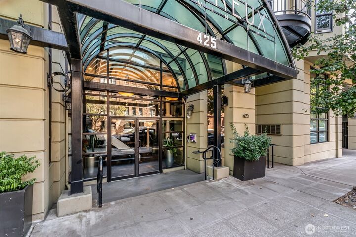 Property Photo:  425  Vine Street 605  WA 98121 