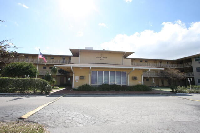 Property Photo: 1050 E Sample Road 307 FL 33064