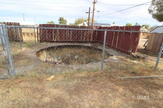 Property Photo: 432 N Warner St CA 93555