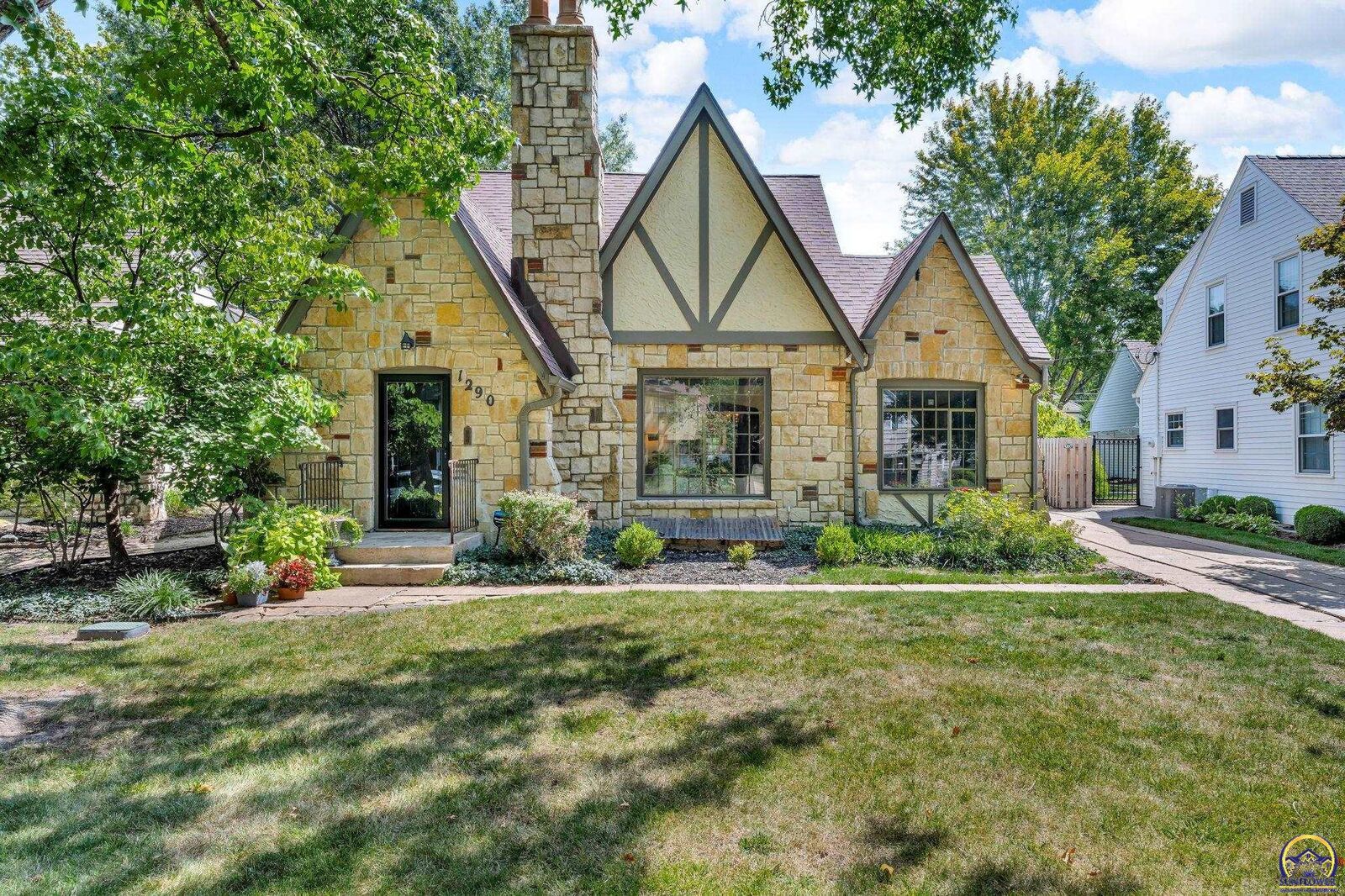 Property Photo:  1290 SW Pembroke Ln  KS 66604