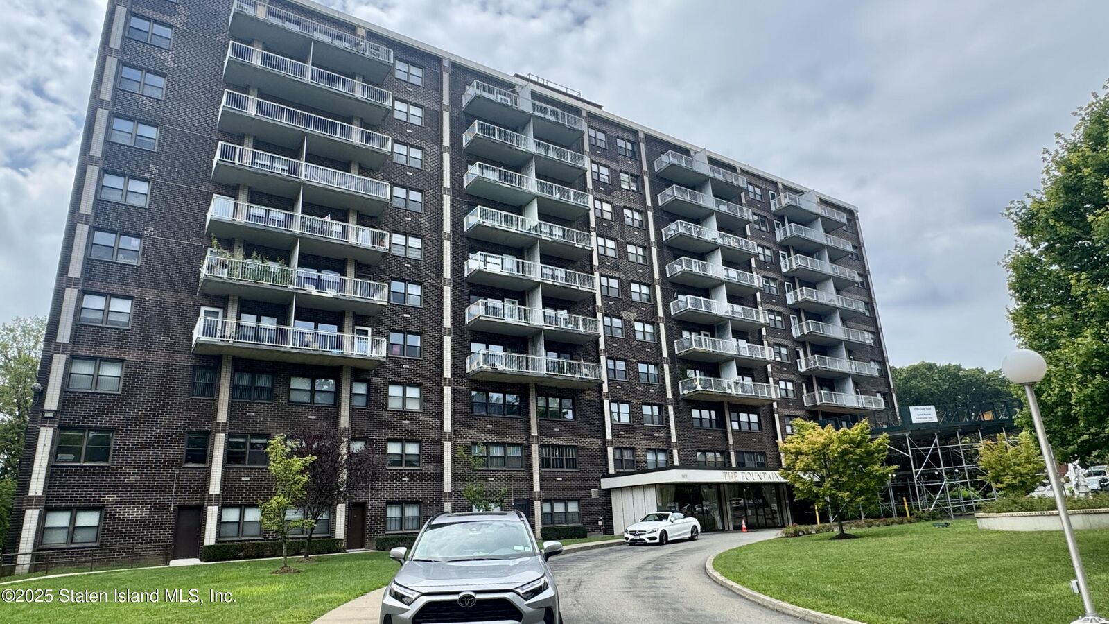 Property Photo: 1100 Clove Road 2B NY 10301