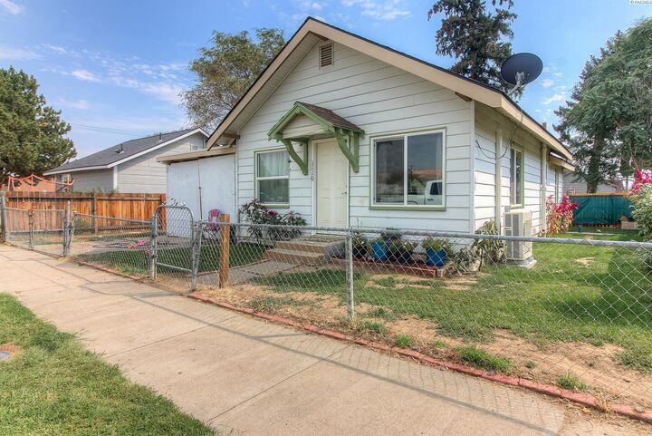 Property Photo: 1110 Fairbanks Ave. WA 98902